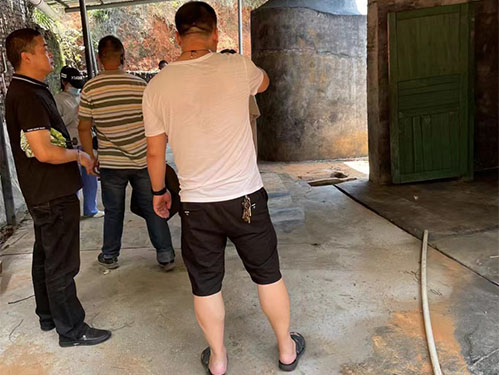 花炮廠(chǎng)風(fēng)險(xiǎn)預(yù)警系統(tǒng)工程案例-應(yīng)急局領(lǐng)導(dǎo)冒著高溫來(lái)廠(chǎng)檢查安裝情況